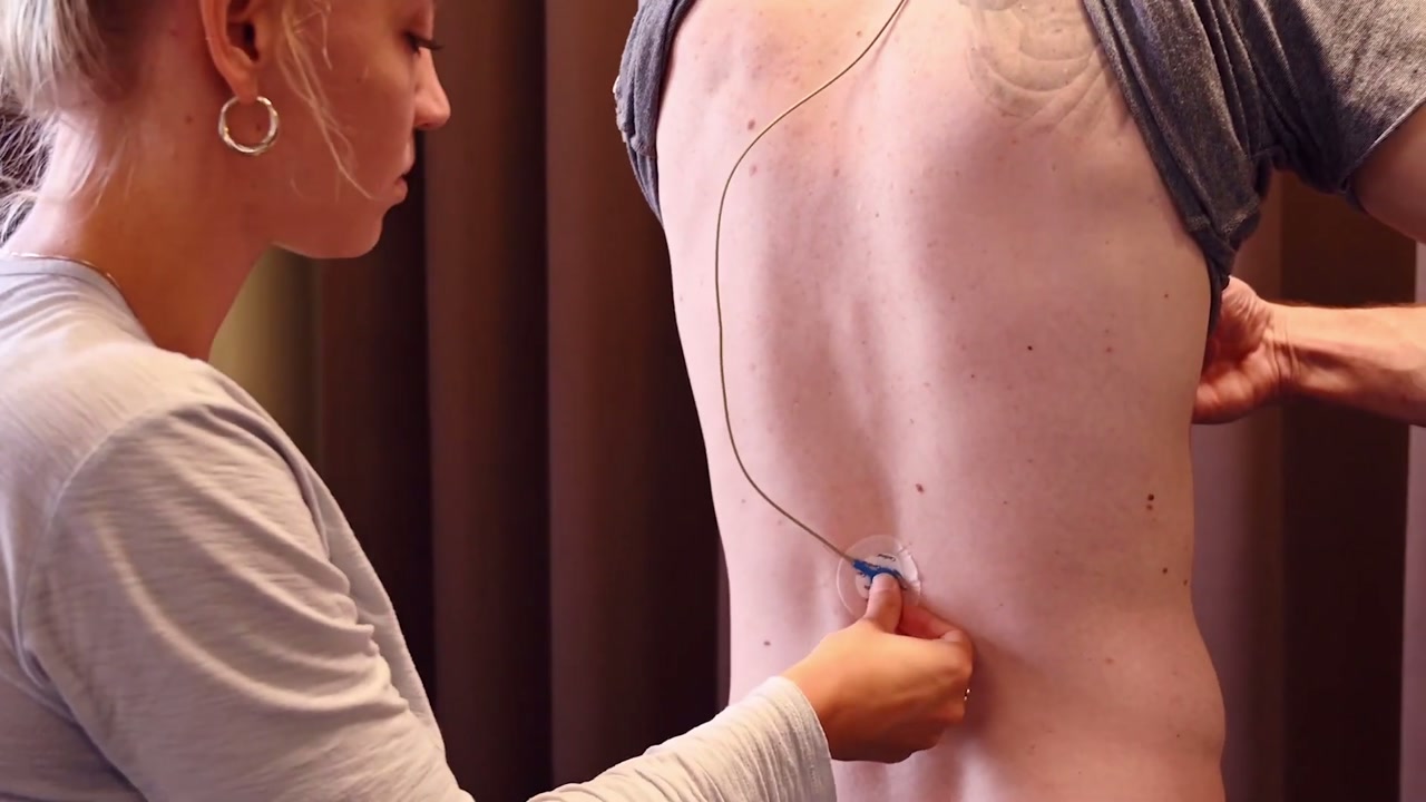 A researcher places a VU-AMS electrode on a participant before recording